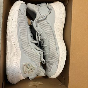Curry 3z7 Under Armour NIB Sz 9